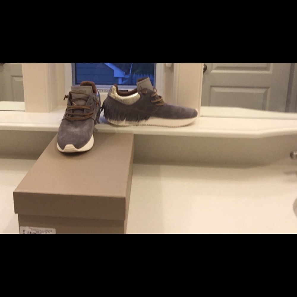 Esse / Esseutesse Suede Grey Fringe Sneaker